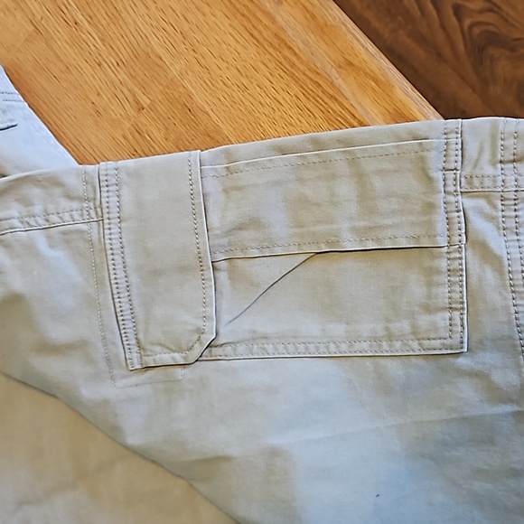 Mens tan cargo shorts. Size 42 - Picture 2 of 8